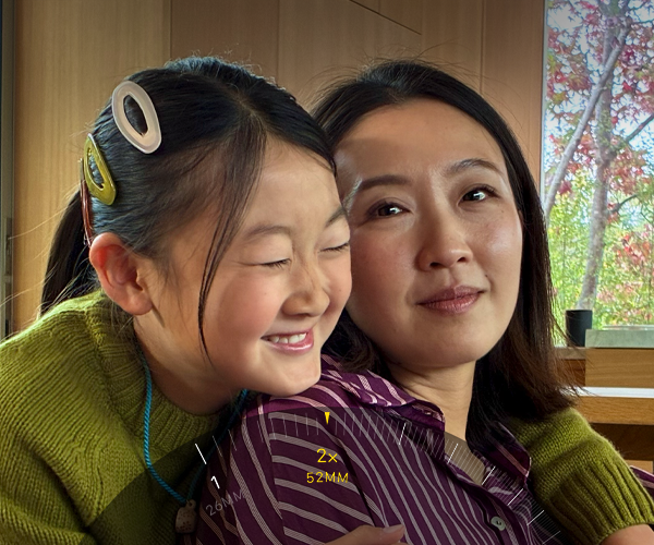 Der 2x Tele-Zoom Modus wird verwendet, um auf einen mit Bäumen und Pflanzen bedeckten Berg einzuzoomen