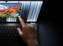 MacBook Pro mit PROLED XDR Display, Farbe Space Schwarz, eine Person ändert mit ihrem Finger die Größe eines Fensters auf dem Display