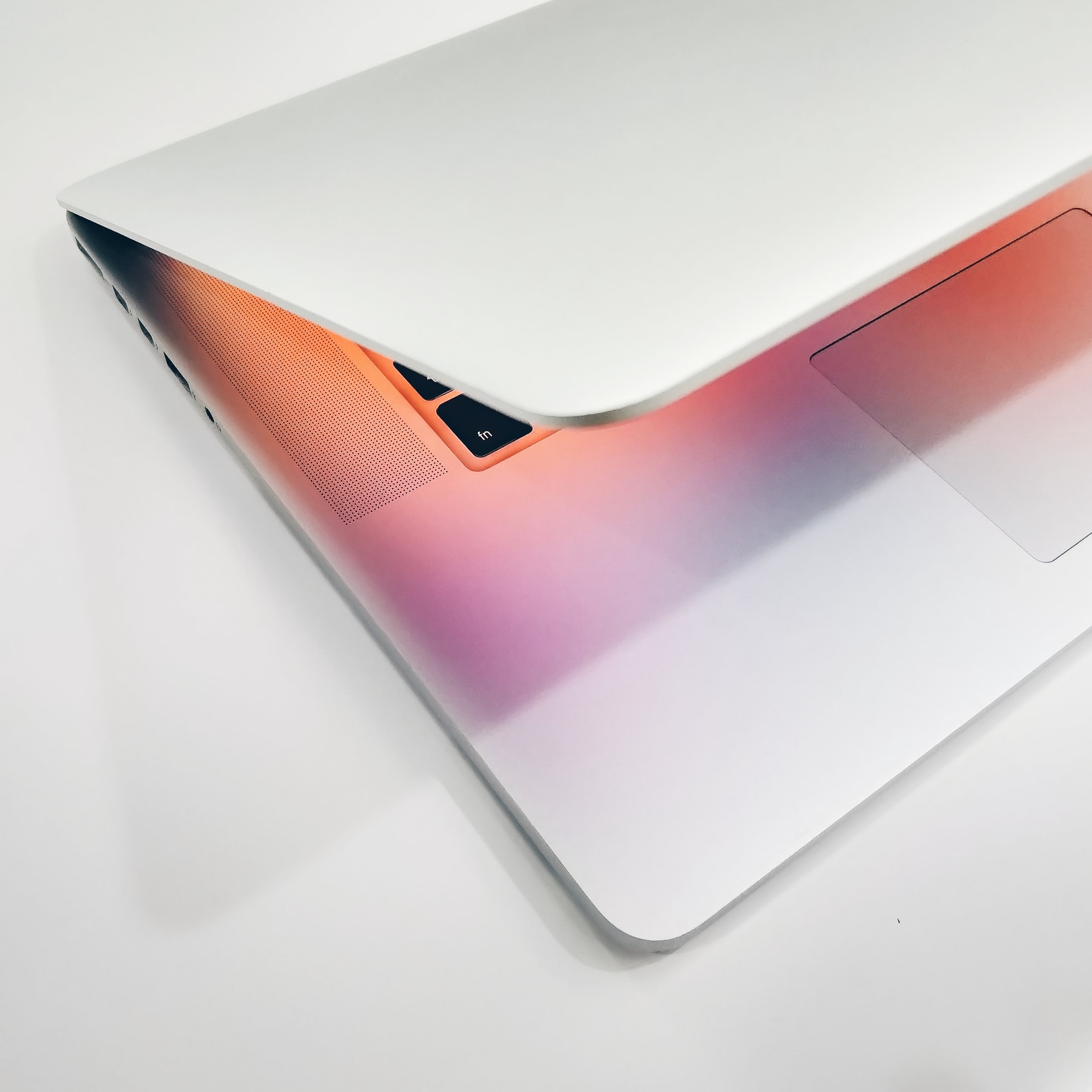 macbook-halb-offen-the-task-apple-experte-muenchen-west-pasing