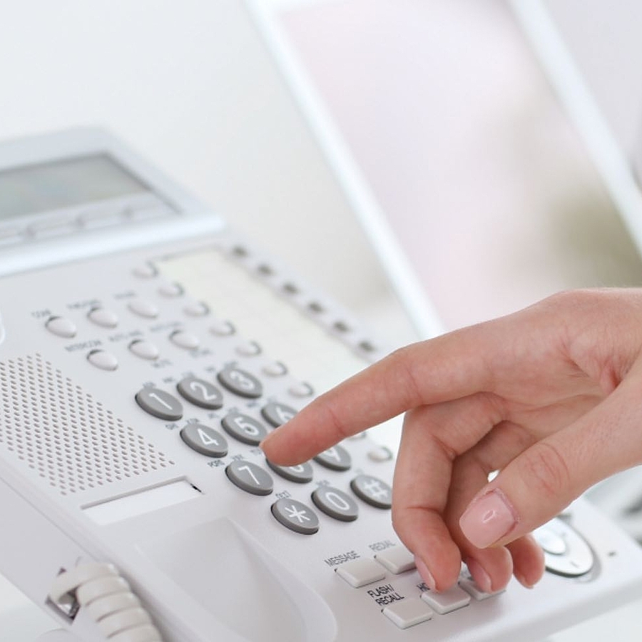 hand-beim-bedienen-der-telefonanlage